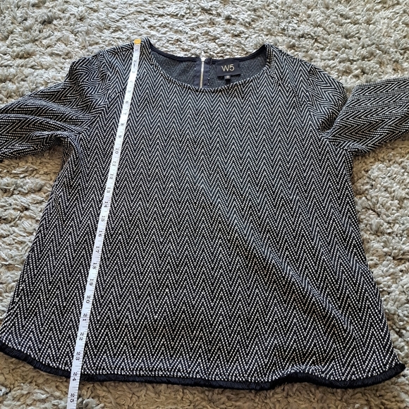 W5 | Back & white triangle striped crew neck cropped sleeve shirt frayed edges - Picture 10 of 11